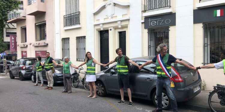 Anne Meilhac Piétons à Marseille Opération de militants de 60 millions de Pïétons et d'élus du Printemps Marseillais en juin 2021 dans le 8e arrondissement de Marseille (Crédit Gomet')