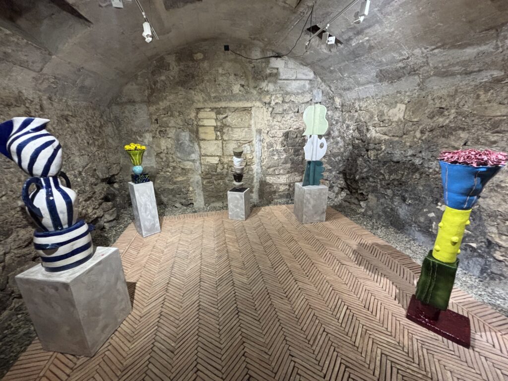 Caitriona Platts-Manoury expose ses céramiques joyeuses à la galerie Space Between place Baléchou à Arles (Crédit Gomet')
