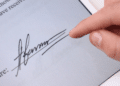 Signer ses contrats clients en ligne : le guide de la signature électronique pour les PME