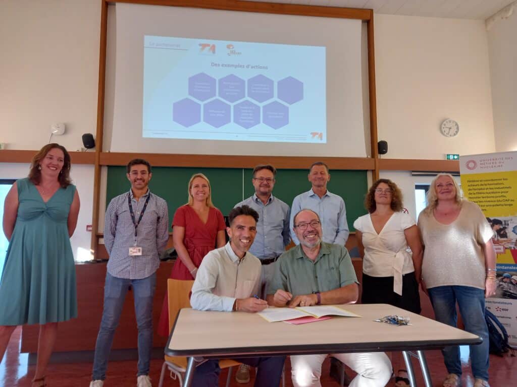 signature d'une convention de partenariat TechnicAtome - Lycée les Iscles