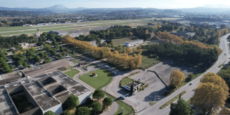 L'aérodrome d'Aix les Milles et l'ancienne base aérienne 114 (au premier plan). Crédit : ANCT/DR