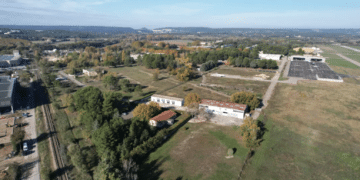 Tech Valley L'aérodrome d'Aix les Milles et l'ancienne base aérienne 114 (à gauche). Crédit : ANCT/DR