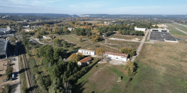 Tech Valley L'aérodrome d'Aix les Milles et l'ancienne base aérienne 114 (à gauche). Crédit : ANCT/DR