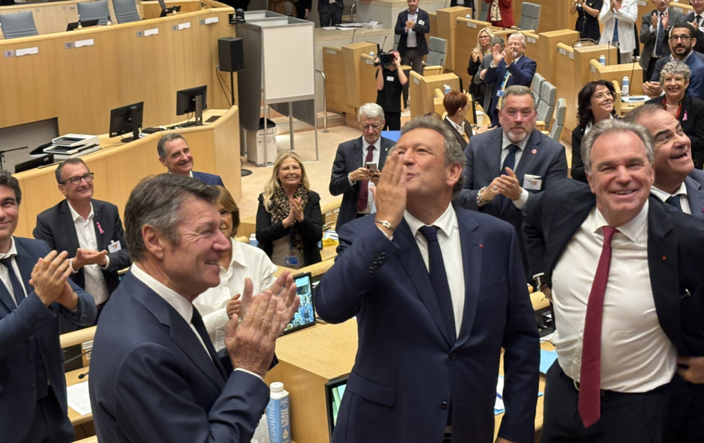 François de Canson lundi 12 octobre salue le public du Conseil régional après son élection (Crédit Gomet')