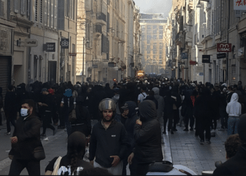 Les pilleurs rue St Ferréol (Crédit DR)