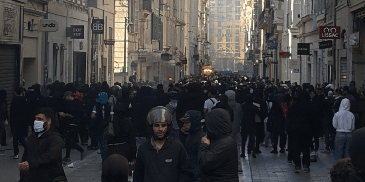 Les pilleurs rue St Ferréol (Crédit DR)