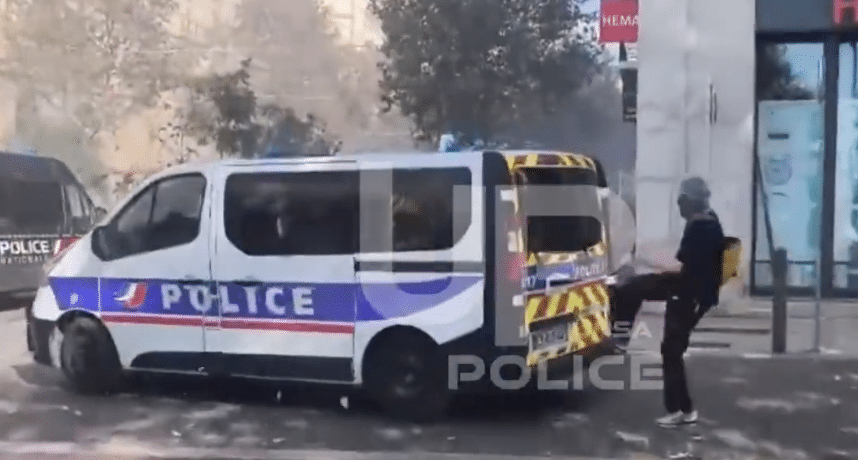 Un fourgon de police attaqué sur la Canebière (Crédit DR)