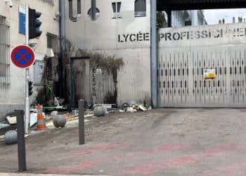 Devant un lycée professionnel dans le 15e arrondissement de Marseille (Crédit Gomet')