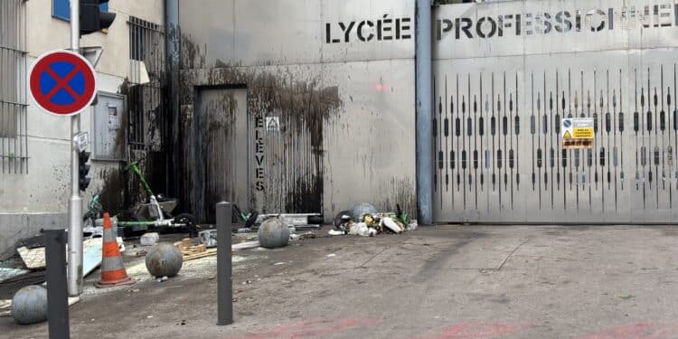 Devant un lycée professionnel dans le 15e arrondissement de Marseille (Crédit Gomet')