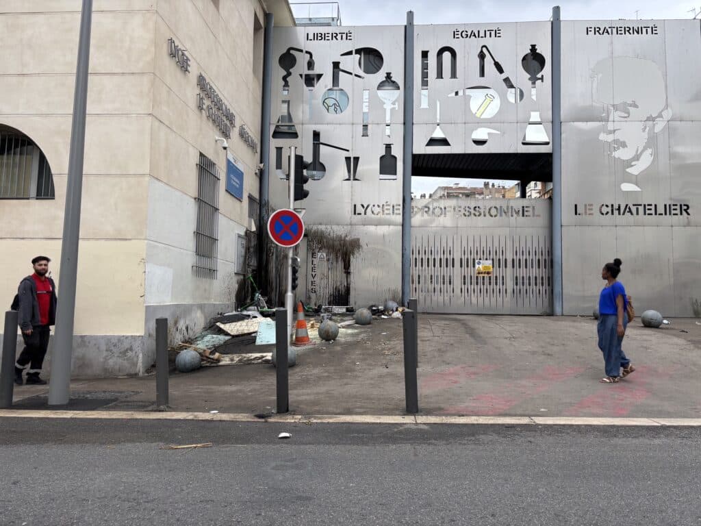 De nombreux abords de lycées marseillais ont été dégradés jeudi 1er octobre (Crédit Gomet')