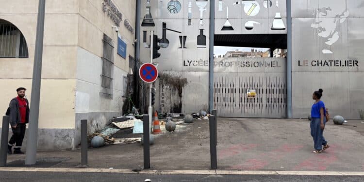 De nombreux abords de lycées marseillais ont été dégradés jeudi 1er octobre (Crédit Gomet')