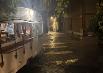 le centre ville d'Arles sous de fortes pluies