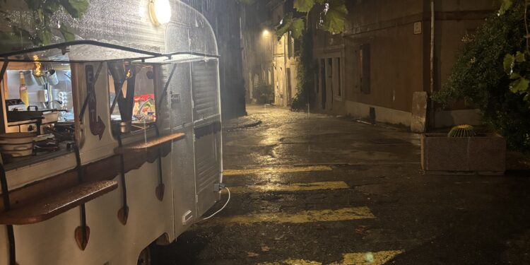 le centre ville d'Arles sous de fortes pluies