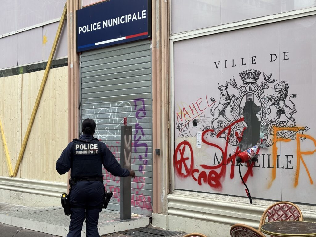 Interdiction de manifester, couvre-feu élargi et transports publics suspendus : un samedi mort