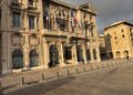 La mairie de Marseille avec sa porte principale endommagée par les casseurs le samedi 17 octobre (Crédit Gomet')