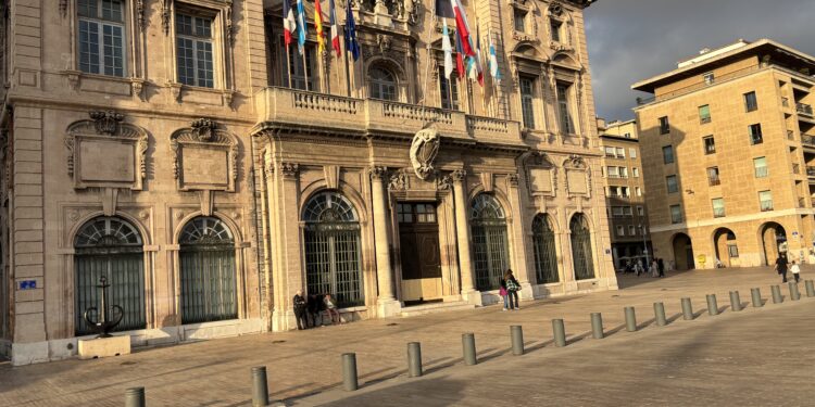 La mairie de Marseille avec sa porte principale endommagée par les casseurs le samedi 17 octobre (Crédit Gomet')