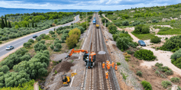 Ligne ferroviaire en bordure d'Etang de Berre (Crédit SNCF Réseaux)