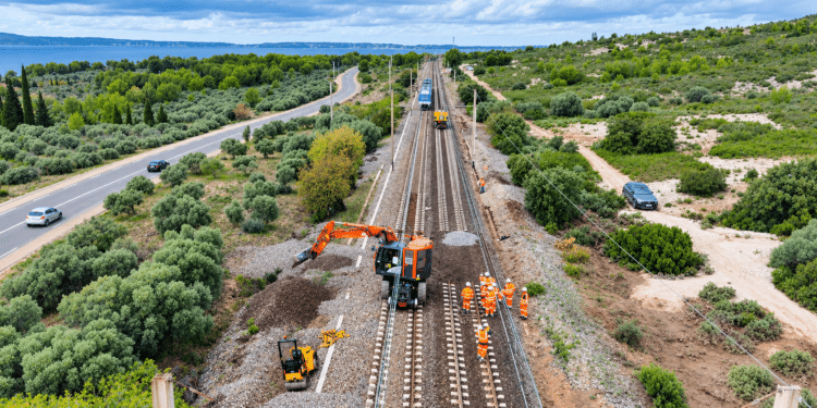 Ligne ferroviaire en bordure d'Etang de Berre (Crédit SNCF Réseaux)