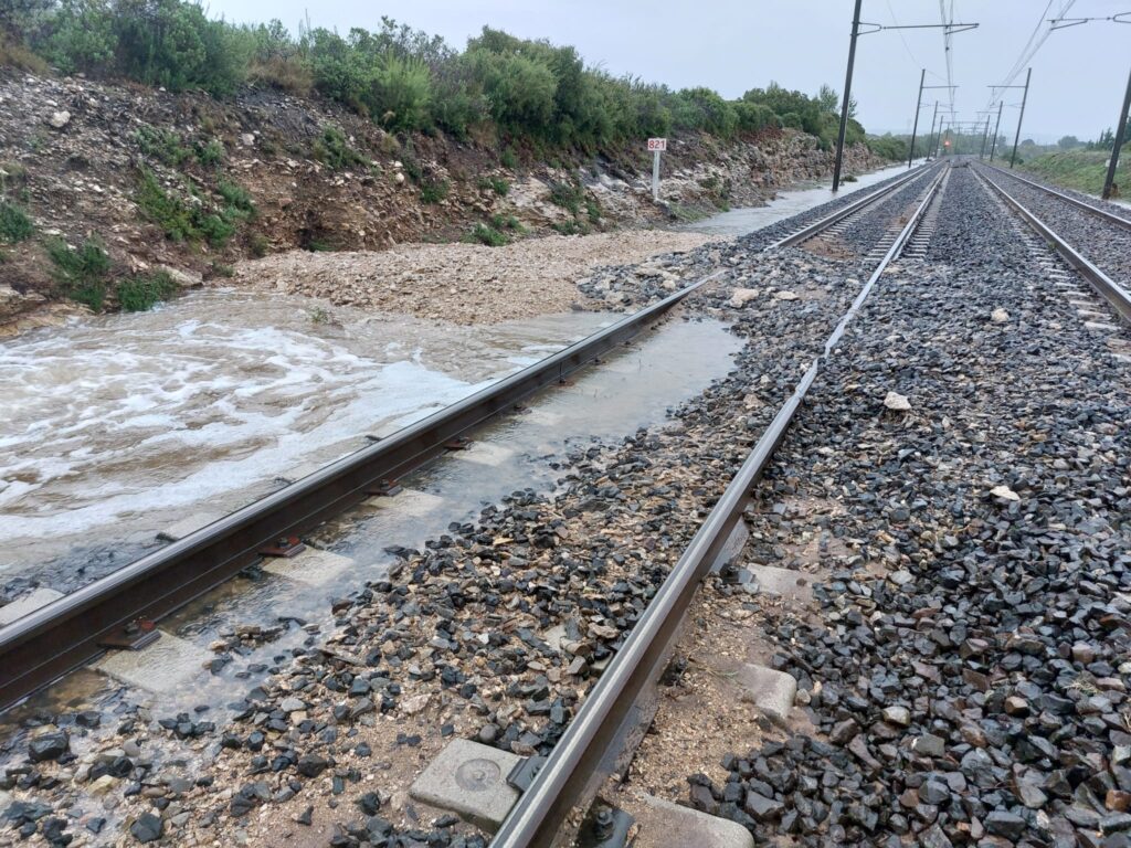 La voie ferrée endommagée à hauteur de St Chamas (Crédit SNCF Réseaux)